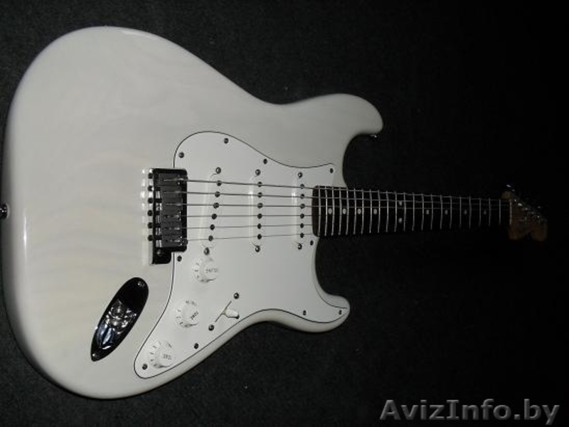 Fender Stratocaster USA 2001 - c кейсом, как новый - Изображение #2, Объявление #167707